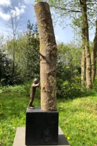 Beeldend kunstenaar Anet Kazemier, Brons beeld genaamd "Verstoppertje Spelen"